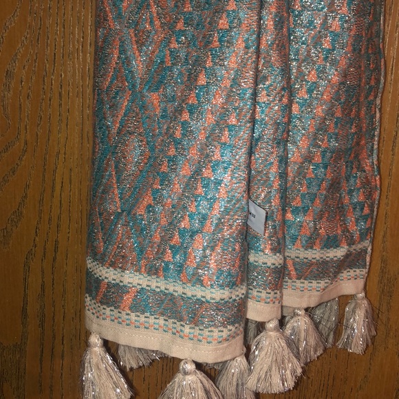 A embroidered J Crew Scarf - Picture 2 of 4